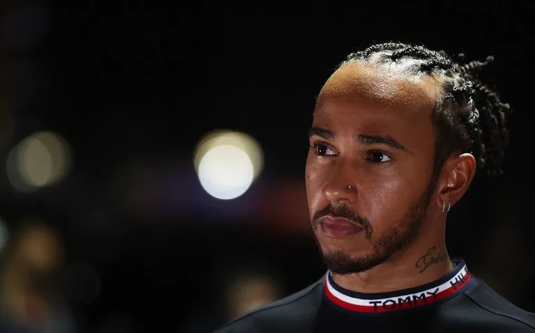 Hamilton explica por que deixou Russell ultrapassá-lo: 'Não conseguia virar o carro'