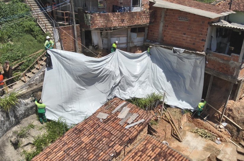 Defesa Civil avança no trabalho preventivo com aplicação de lonas em áreas de risco