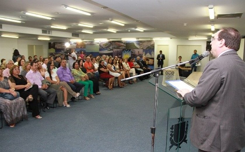 Secretário anuncia descentralização de recursos para garantir autonomia a escolas