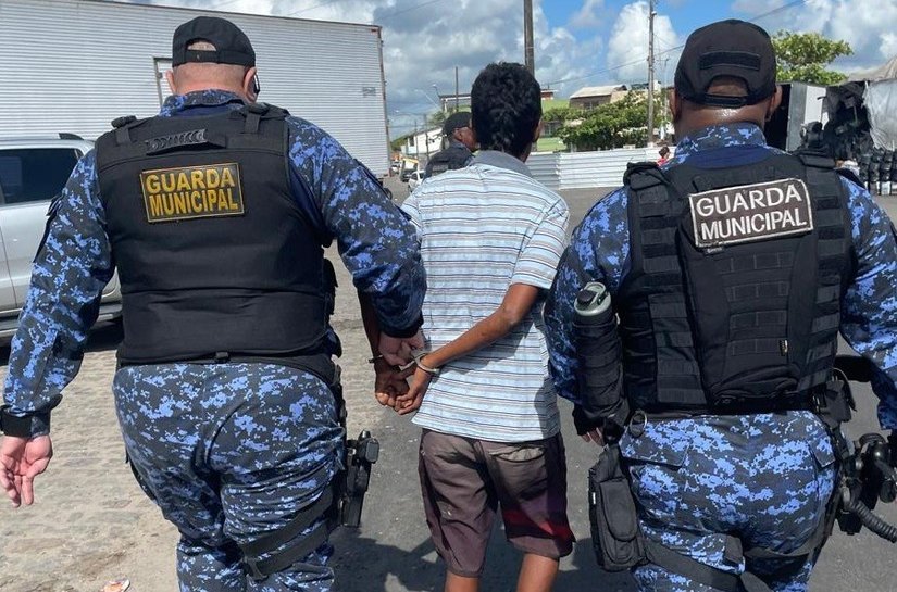 Guarda Municipal prende mulher suspeita de homicídio com auxílio de totem de segurança