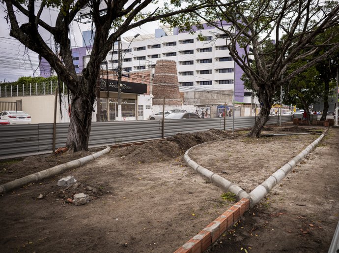 Prefeitura revitaliza canteiro para criar espaço de convivência na Pajuçara