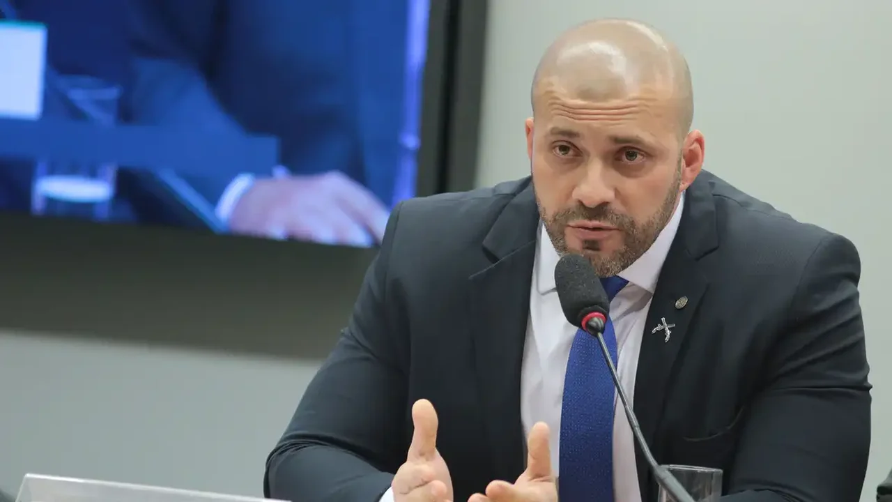 Moraes manda Daniel Silveira explicar vídeo no X com declaração de apoio a senador