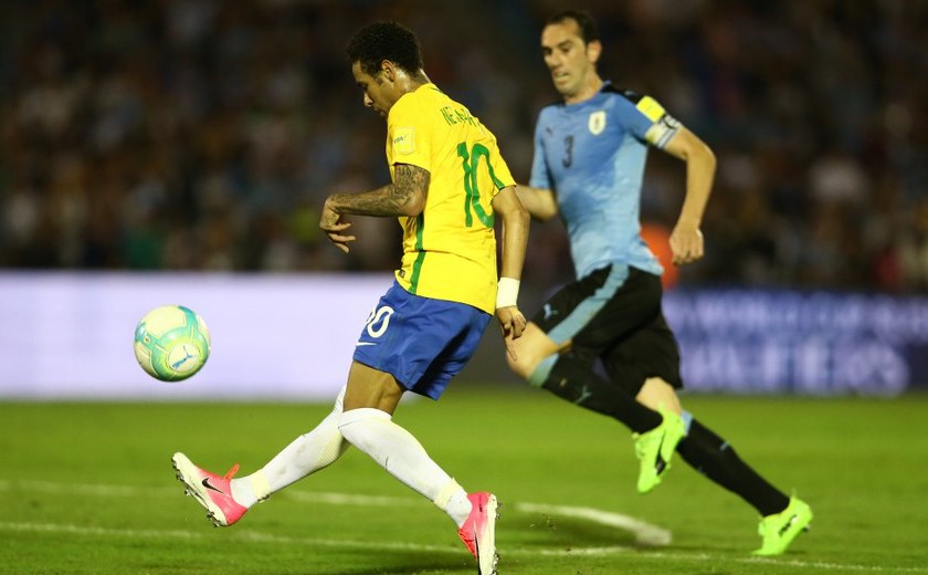Brasil mete 3 a 0 no Paraguai e vai à Copa após derrota do Uruguai