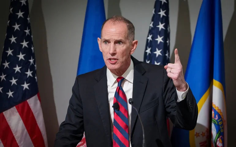 Candidato a governador do Partido Republicano de Minnesota, Chris Madel, desiste, e culpa a política de imigração de Trump