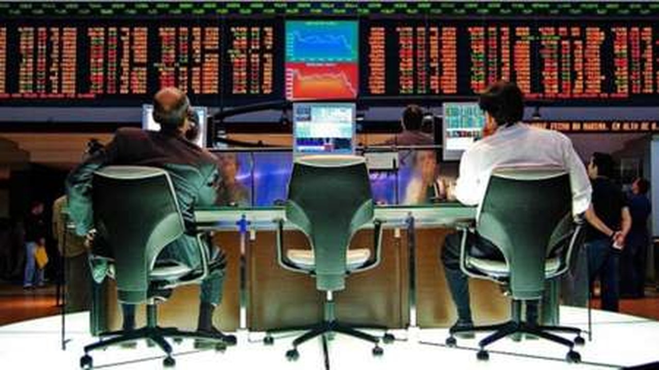 Ibovespa sobe 0,90%, a 111,9 mil pontos, e avança 2,70% na semana