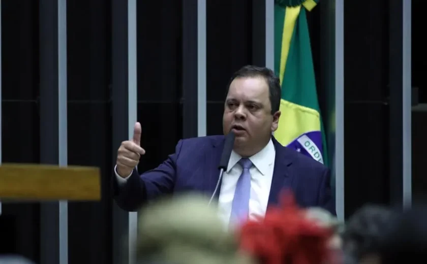 Pré-candidato à presidência da Câmara, Elmar Nascimento assume liderança do 'blocão'