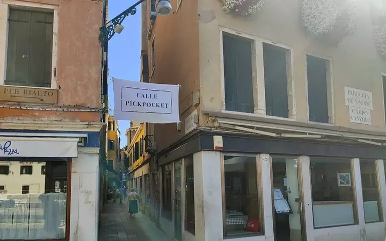 Veneza ganha 'rua dos pickpockets' em protesto contra furtos