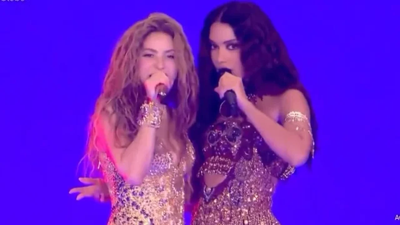 Anitta divide palco com Shakira em estreia ao vivo de nova parceria em Copacabana