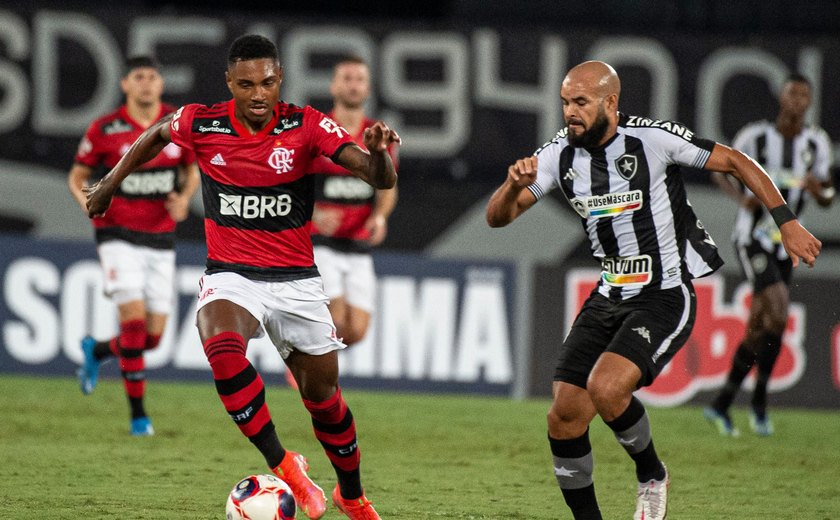 Flamengo vence Botafogo no Engenhão e assume a liderança do Carioca