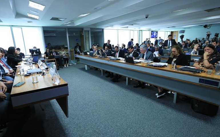 Com decisão de Mendonça, ex-assessor de Bolsonaro falta à CPMI