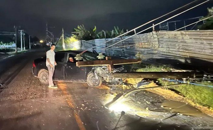 Carro atinge e derruba postes e deixa três bairros sem energia