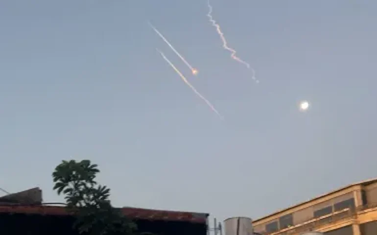 Mísseis iranianos voam em direção a Jerusalém enquanto soam os alarmes de ataque aéreo – segundo a mídia local.