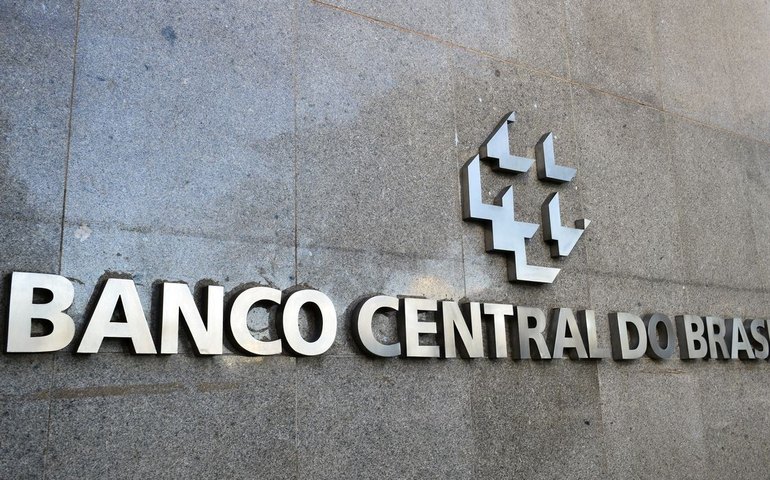 Mercado financeiro reduz previsão da inflação para 4,95%