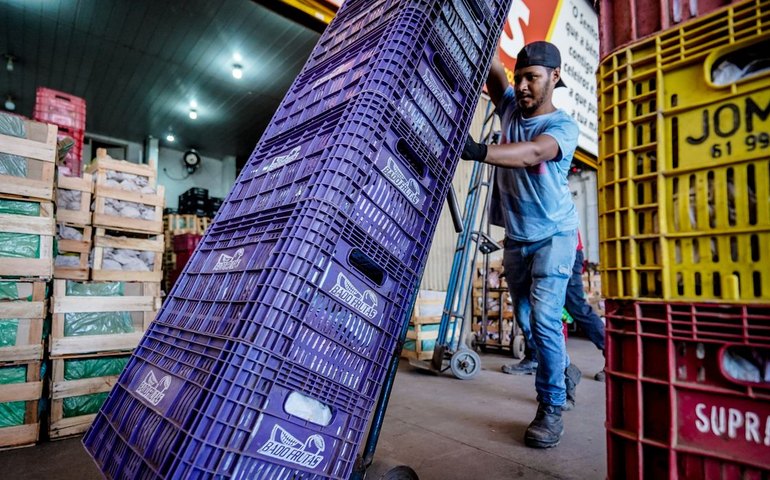 Rendimento médio dos brasileiros chega a R$ 3.057, recorde desde 2012