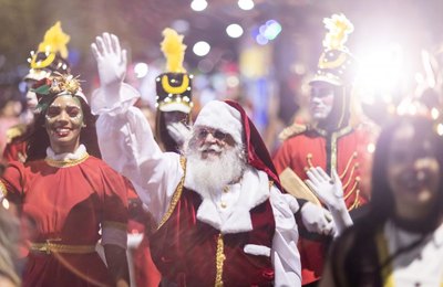 Moradores do Vergel e do Jacintinho se encantam com Desfile Natalino