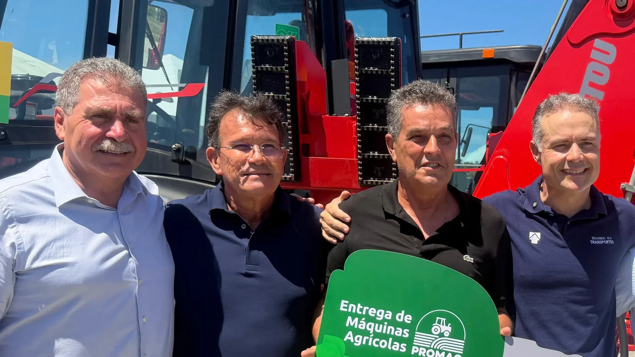 Prefeito de Branquinha reforça frota com nova retroescavadeira