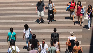 PESSOAS ANDANDO / Foto: Reprodução: Foto/ Redes Sociais