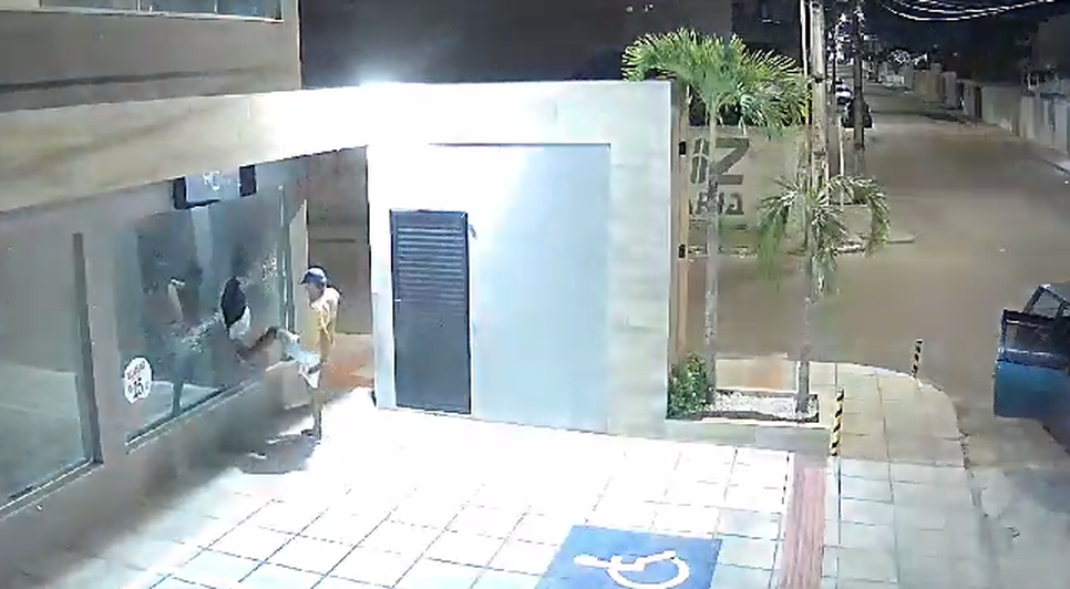 Assaltantes arrombam loja recém-inaugurada, furtam mercadorias e causam prejuízo de R$ 30 mil em Aracaju; VÍDEO