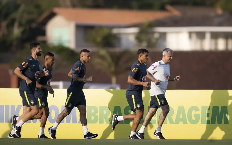 Seleção faz 1º treino no DF com apoio de multidão e visita de Lúcio