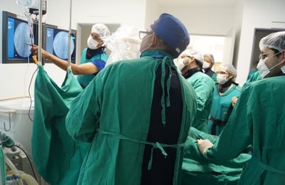 Cirurgiões vasculares do HGE tratam aneurisma na aorta abdominal   