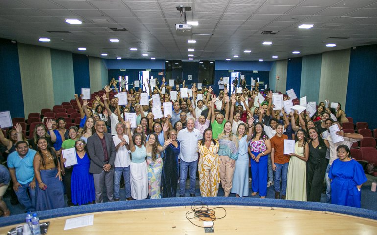 Acessuas Trabalho entrega certificados de conclusão de cursos de qualificação profissional