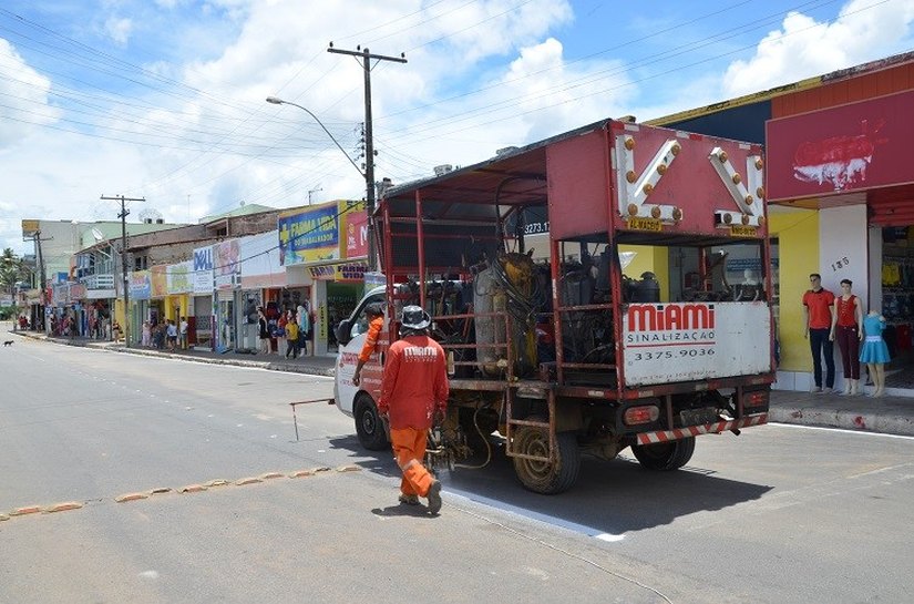 Coruripe: Rua Lindolfo Simões tem sinalização asfáltica restaurada