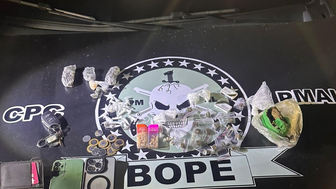 PM apreende 32 armas e 37 quilos de entorpecentes durante ocorrências em Maceió e no interior