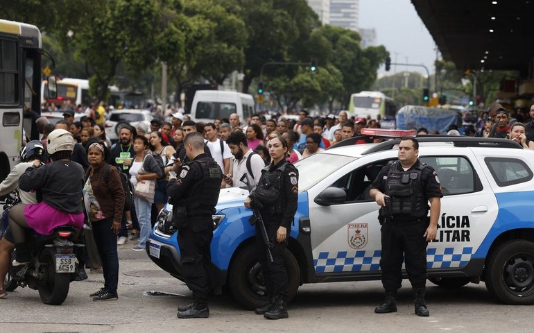 Operação no Rio é cortina de fumaça e expõe população à linha de tiro