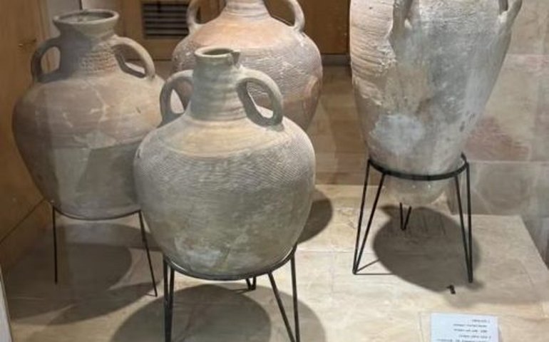 Menino de 4 anos quebra acidentalmente vaso raro de 3.500 anos em museu