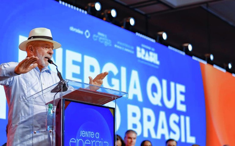 Lula assina medida provisória que extingue 'taxa das blusinhas'