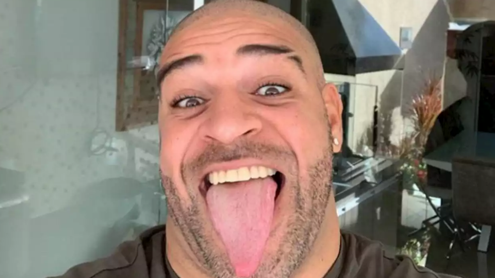 Adriano Imperador deixa condomínio de luxo após multas