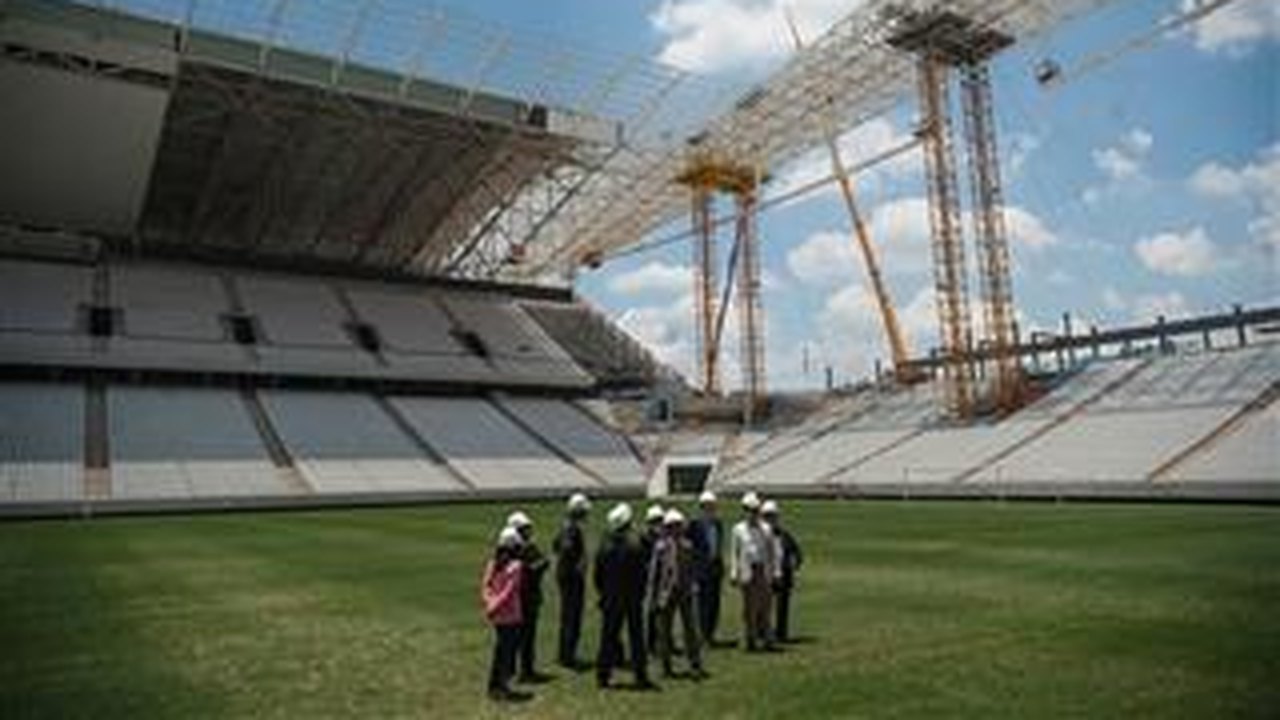Comitiva da Fifa analisa e aprova gramado do Itaquerão
