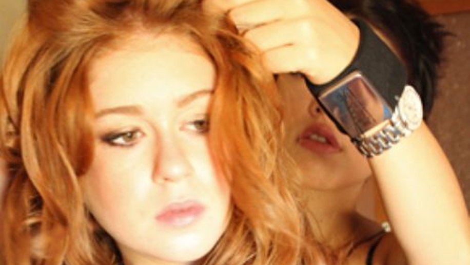 Marina Ruy Barbosa posa em clima romântico para catálogo de moda
