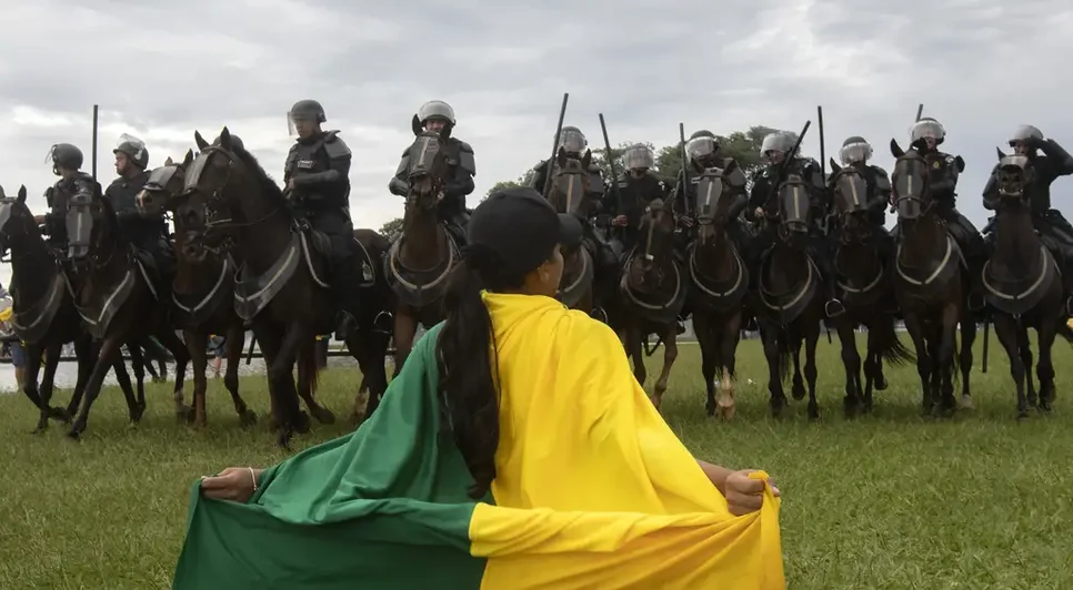 Manifestante em frente a PMDF no 8/1. Fonte: Reprodução