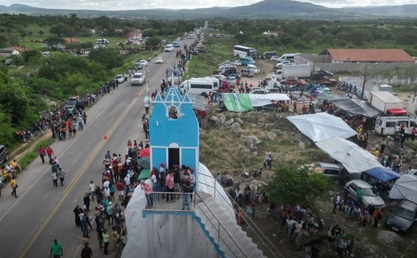 Milhares de fiéis se preparam para romaria na Pedra de Padre Cícero em Dois Riachos