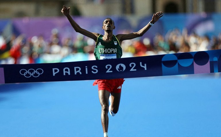 Etíope Tamirat Tola vence maratona masculina e bate recorde em Paris