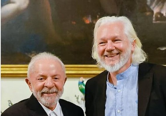 Lula publica foto de encontro com Julian Assange em Roma