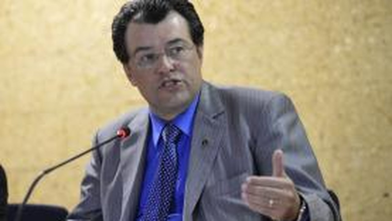 Ministro diz que horário de verão economiza energia e será mantido pelo governo