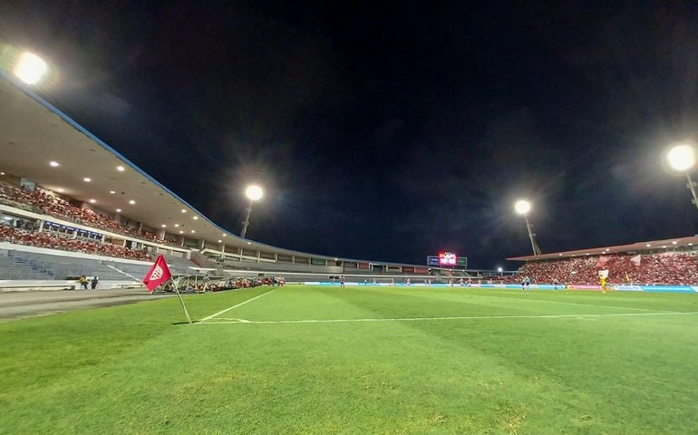 Secretaria de Esportes entrega novo sistema de iluminação do Estádio Rei Pelé