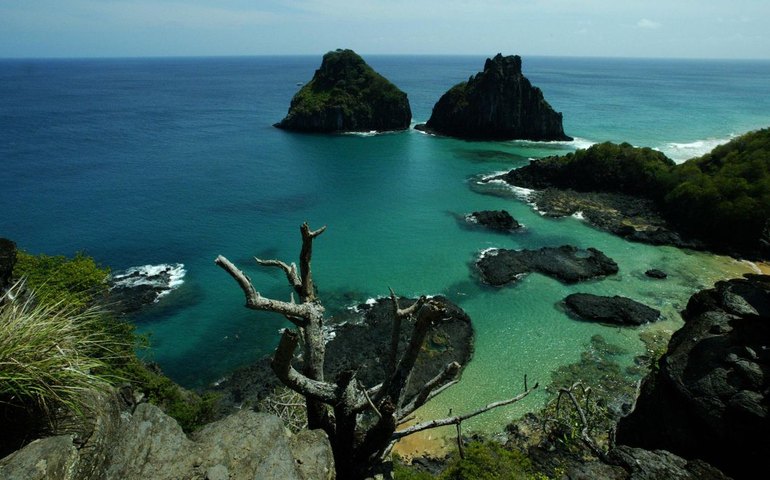 ‘Altar’ da moda e destino de milionários, Fernando de Noronha tenta frear lotação e tem casebres ao lado de pousadas de luxo