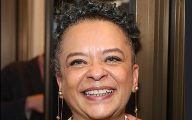 Ana Maria Gonçalves toma posse na ABL com traje criado por profissionais da Portela