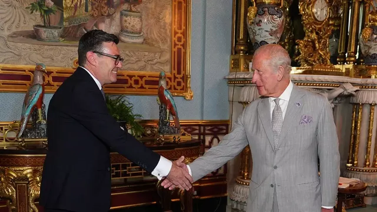 Premiê britânico deixa cargo; Burnham é chamado para formar governo
