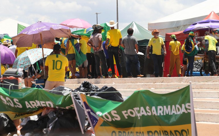 Protestos nos quartéis e tiros de guerra ganham caráter de vigília pró-Bolsonaro