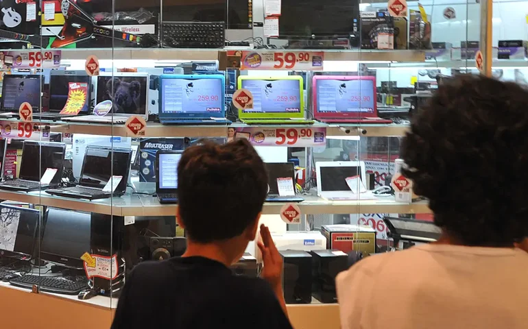 Ibovespa sobe e retoma os 122 mil pontos de agosto com aposta de juro menor nos EUA e no Brasil