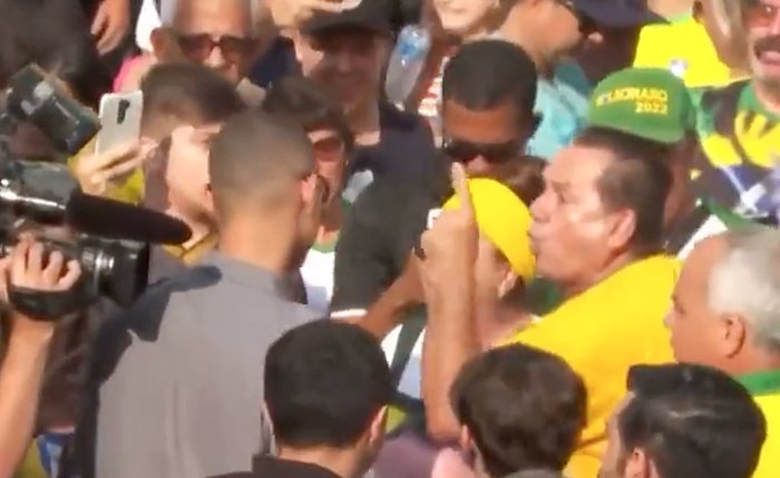 Apoiador do presidente com dedo em riste contra funcionários de emissora católica - Apoiador do presidente com dedo em riste contra funcionários de emissora católica -