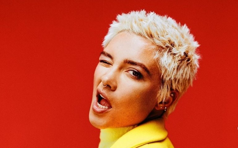 Fã arremessa objeto no rosto de Florence Pugh na CCXP