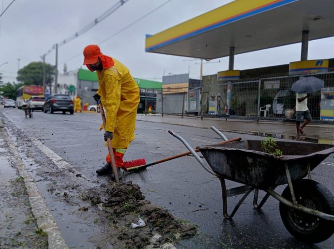Moradores do Benedito Bentes e Serraria são beneficiados com mutirão de limpeza