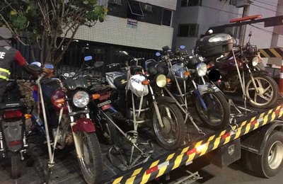 Fiscalização da SMTT remove 23 motocicletas na Jatiúca  