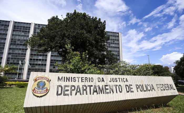 A droga estava embalada em tabletes agrupados em 20 fardos