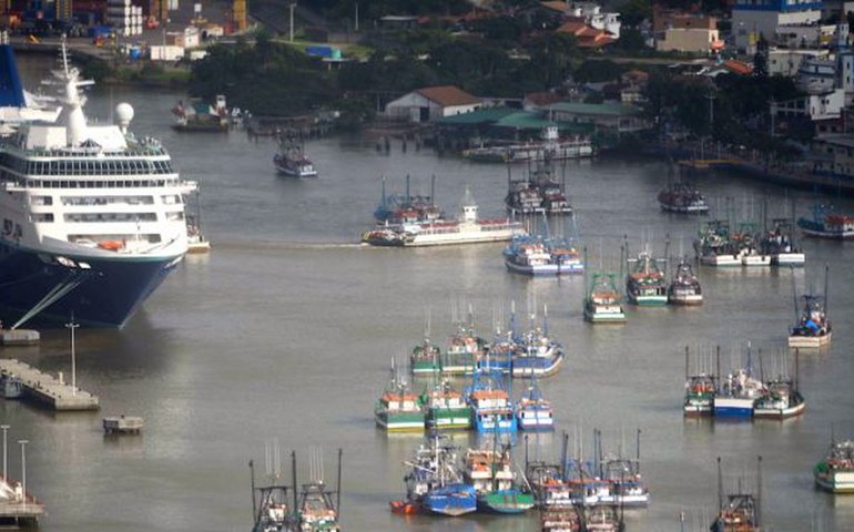 Governo Bolsonaro corre para leiloar Porto de Itajaí e rodovias